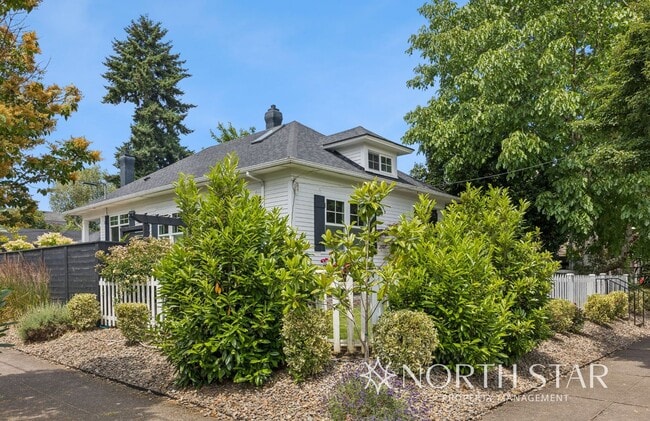 Building Photo - Remodeled Sellwood Bungalow