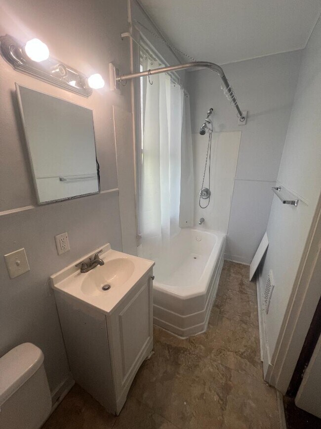 Building Photo - 3498 Boudinot Ave