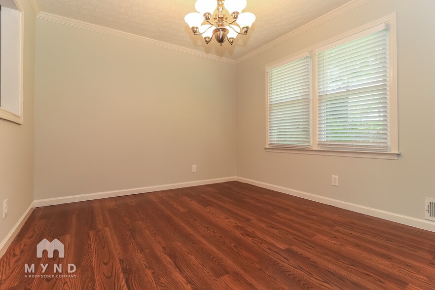 Building Photo - 5243 Valleyview Dr
