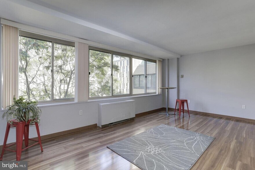 living space w/o furniture - 922 24th St NW