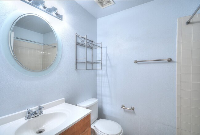Building Photo - 2540 Lyncrest Dr