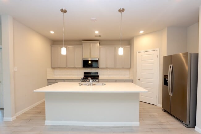 Building Photo - 7219 Toluca Dr
