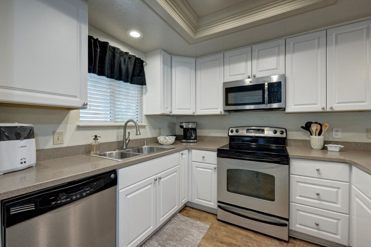 Building Photo - 1324 Chateau Cmn