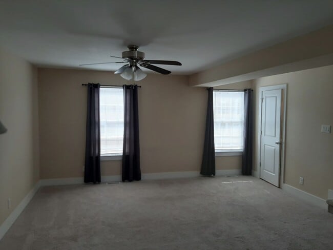 Building Photo - 3 BR/4 BA Townhome - Vineland - Kings Cros...