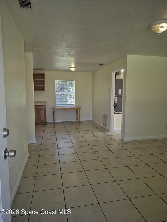 Building Photo - 819 Cedar Dr