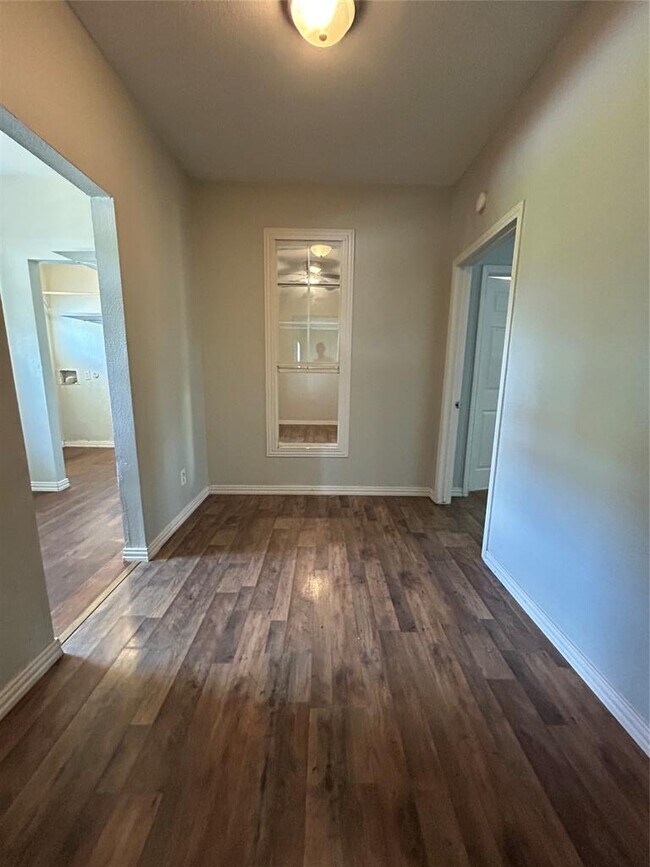 Building Photo - 400 Symes St