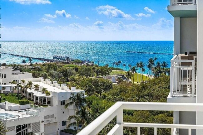 Building Photo - 400 S Pointe Dr