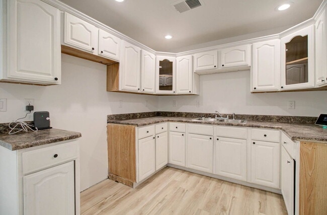 Building Photo - 2539 N 39th Ave
