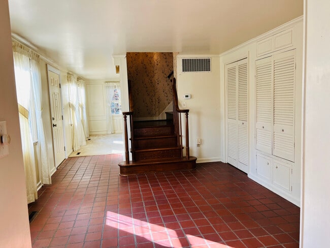 Building Photo - 1 Hickory Ln