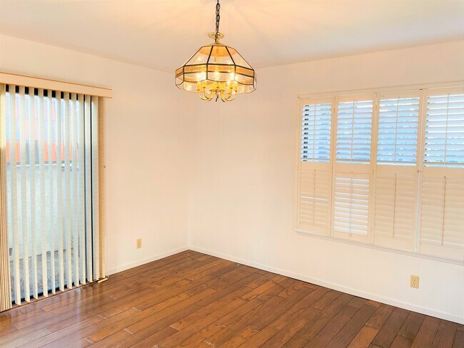 Building Photo - 28159 Ridgecove Ct S