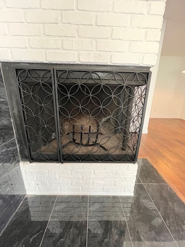 Building Photo - 3 bed 1.5 bath 2 story condo in Park Place...