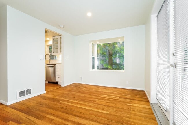 Building Photo - Modern Oasis in Seattle: 2-Bed, 2-Bath with Luxurious Amenities!
