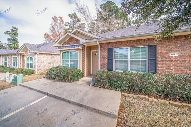 Building Photo - 1612 Stanley Drive