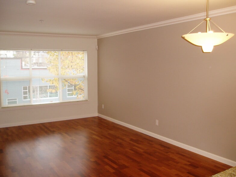 Building Photo - 621 5th Ave N