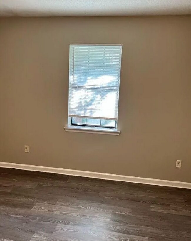 Building Photo - Cozy 3-Bedroom, with chain link fence and fireplace!