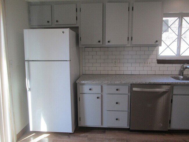 Building Photo - 114 Clark St