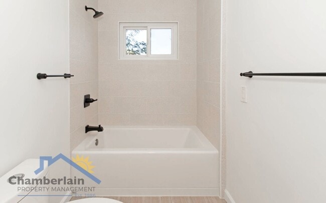 Building Photo - 2 Bedroom/1 Bathroom Coastal Leucadia Duplex!