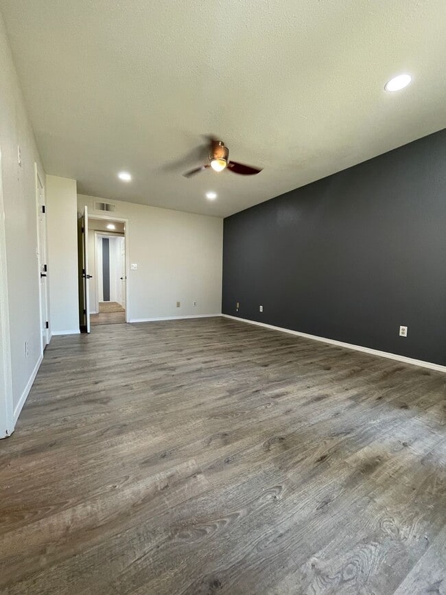 Building Photo - 3 Bedroom / 2 Bathroom for Rent $2,500
