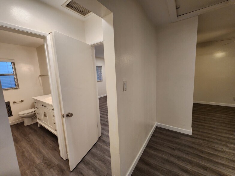 Building Photo - 701 S Osage Ave