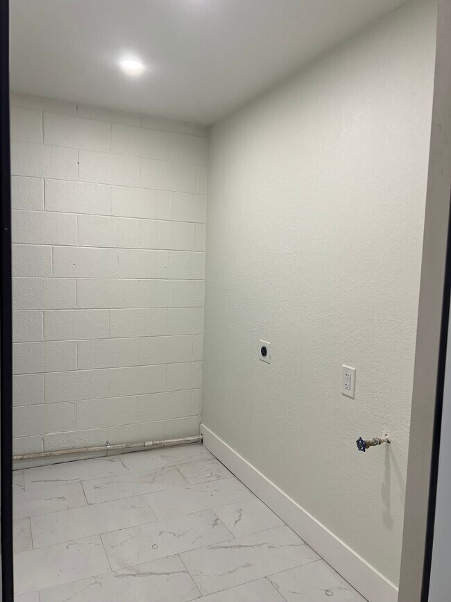 Building Photo - 10042 N 52nd St