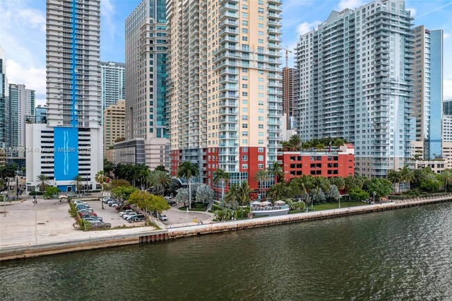 Building Photo - 1155 Brickell Bay Dr