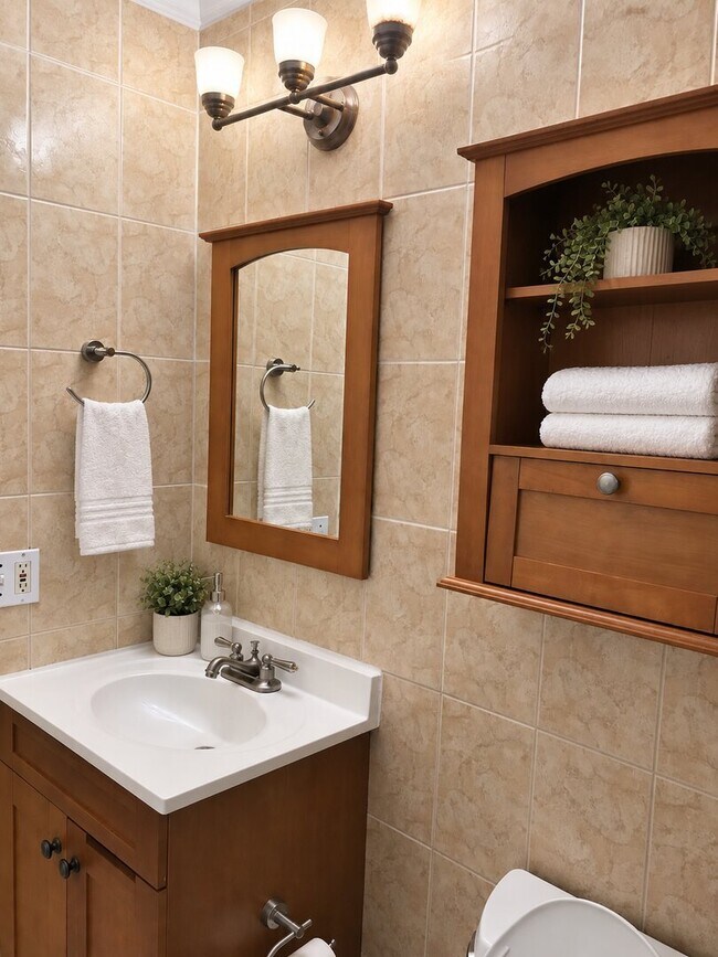 Building Photo - 2/1 First Floor Condo in Jax Beach - Pet Friendly, Lawncare Included, In-Unit Laundry!