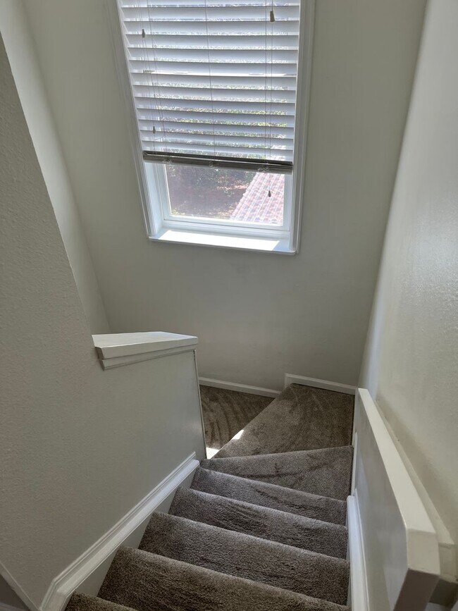 Building Photo - 4 Bedroom Gardener's Delight With Rooftop Patio, Privacy and Covered Parking