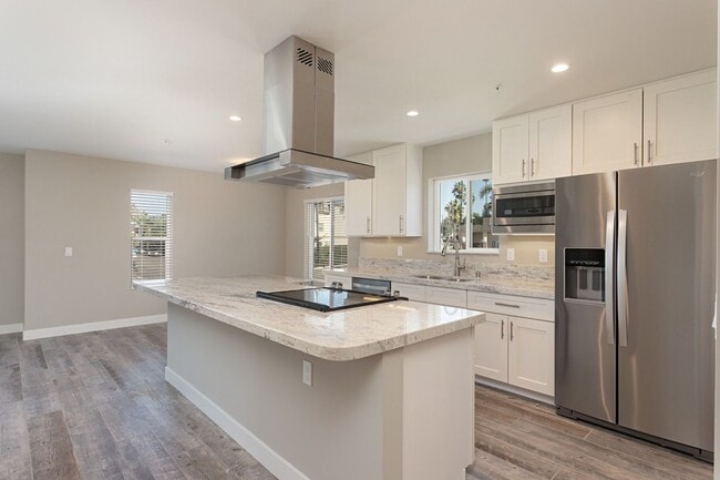 Building Photo - Modern Condo West of PCH!