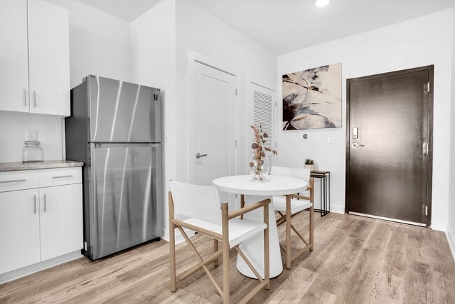 Building Photo - STUNNING MIDTOWN 1BED 1BATH