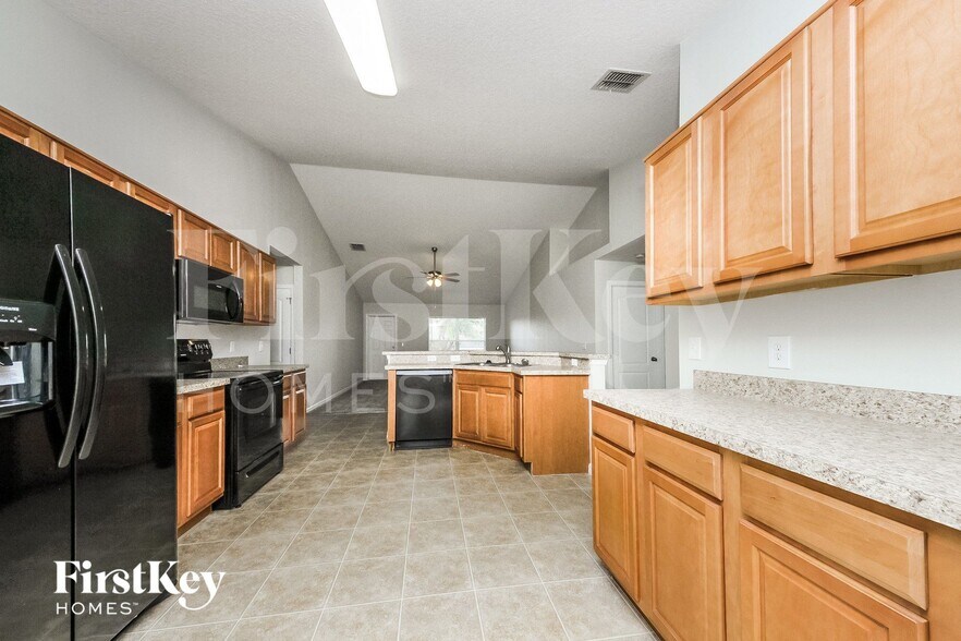 Building Photo - 381 Maudehelen St