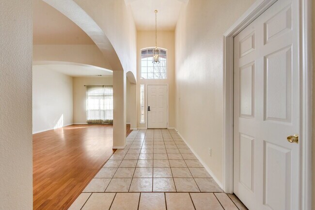 Building Photo - Great 4 bed 2 bathroom 2 story home minute...