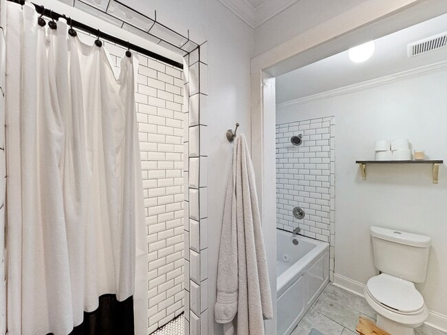 Building Photo - Large 4 bedroom, 3 bath home recently updated near Chickasaw Gardens