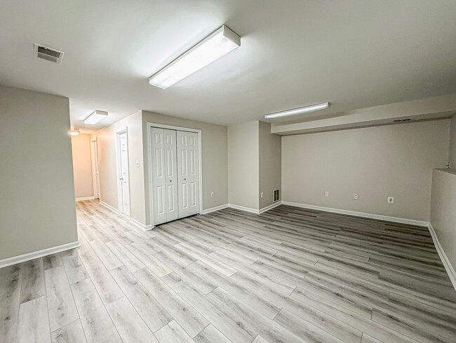 Building Photo - Charming 3 Bed 2.5 Bath Townhome With Pati...