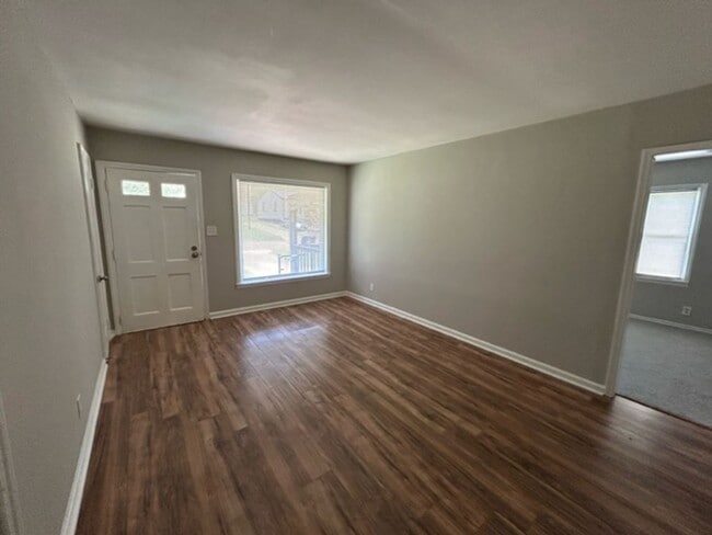 Building Photo - Charming 3-Bedroom Home in a Convenient Hu...