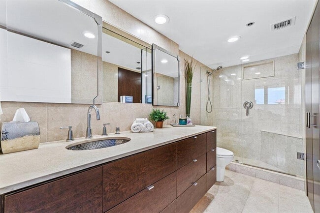 Building Photo - 2707 N Ocean Blvd