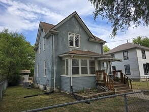 Building Photo - 220 Center St