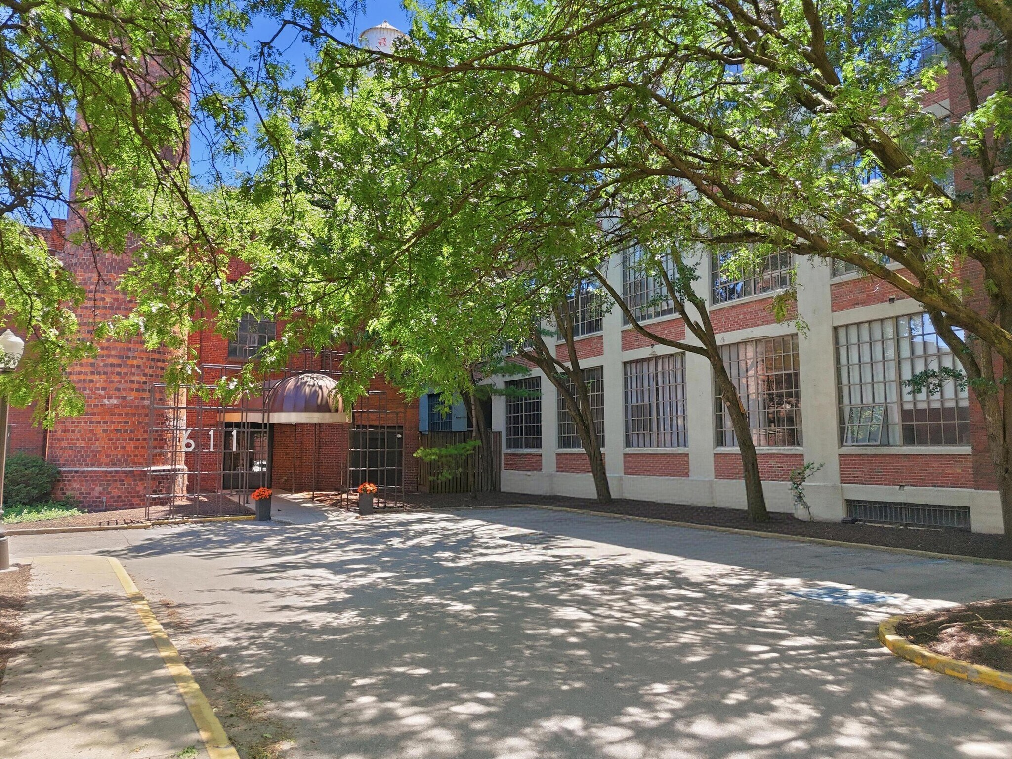 Building Photo - 611 N Park Ave