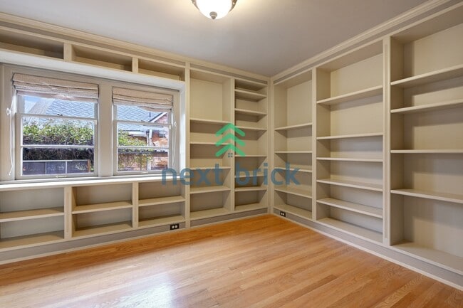 Building Photo - A classic vintage house ready to rent