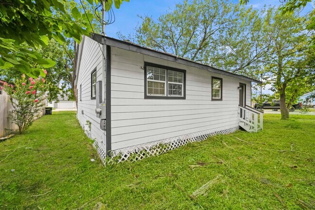Building Photo - 1501 Maiden Ln