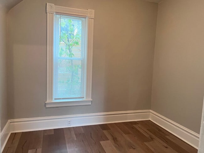 Building Photo - Recently Remodeled Home Close to Medical M...
