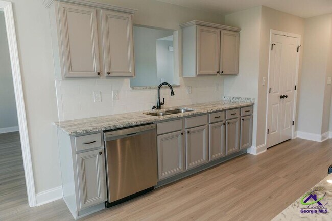 Building Photo - 608 Daisy Dr