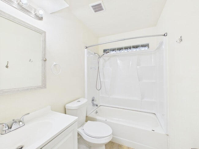 Building Photo - 3904 SW Parkridge Blvd