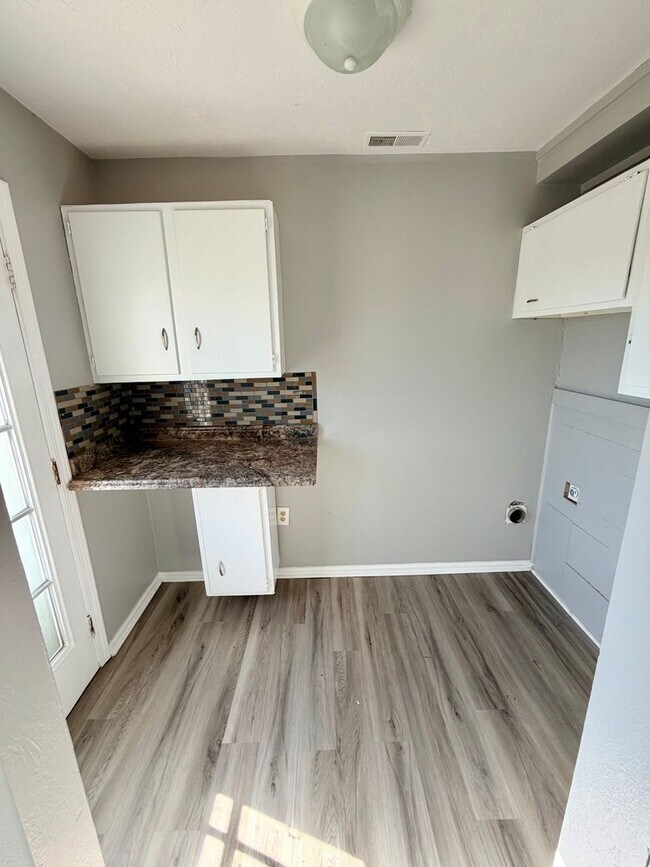 Building Photo - 2472 Woodhill Dr