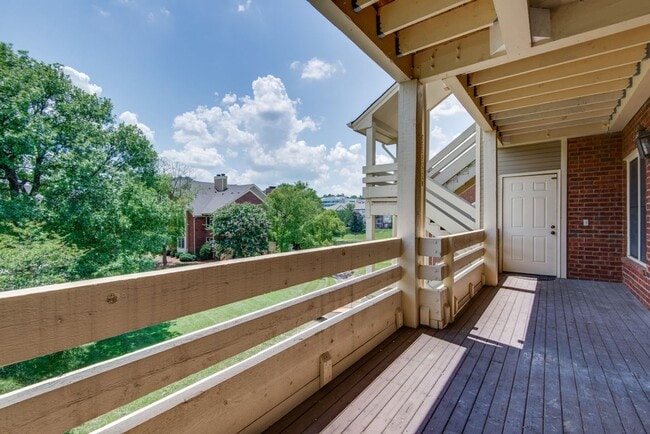 Building Photo - Beautiful Two Bedroom Green Hills Condo Wi...