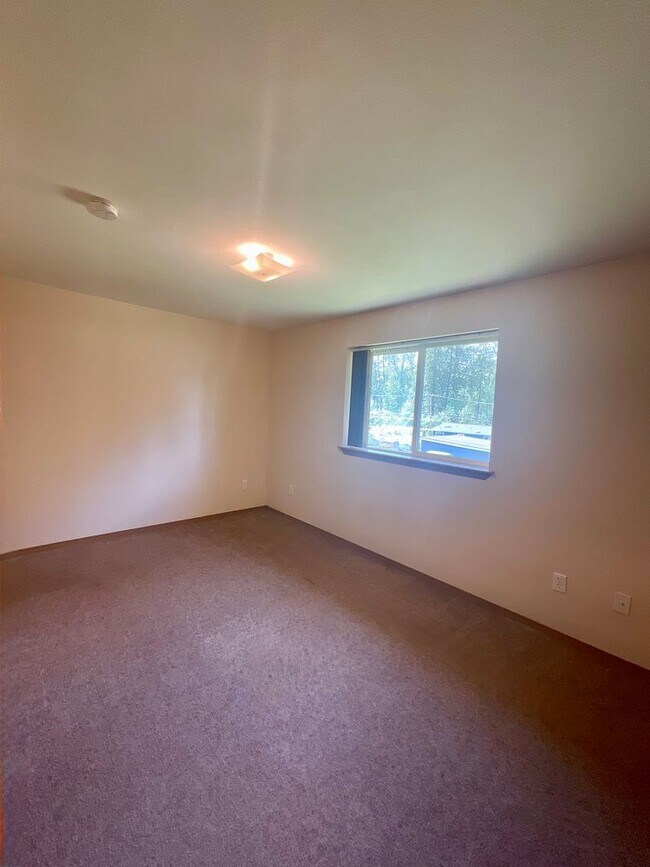 Building Photo - Spacious 3 Bedroom, 2 Bathroom Home!