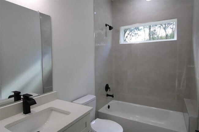 Building Photo - 9118 N Cortlandt Dr