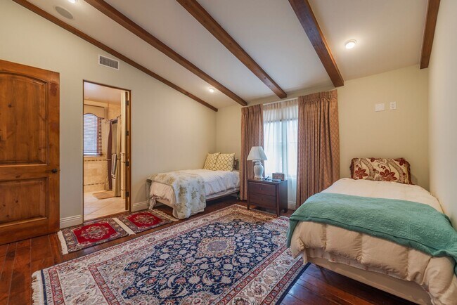 Building Photo - Gorgeous 5 Bedroom Home with sweeping views and pool