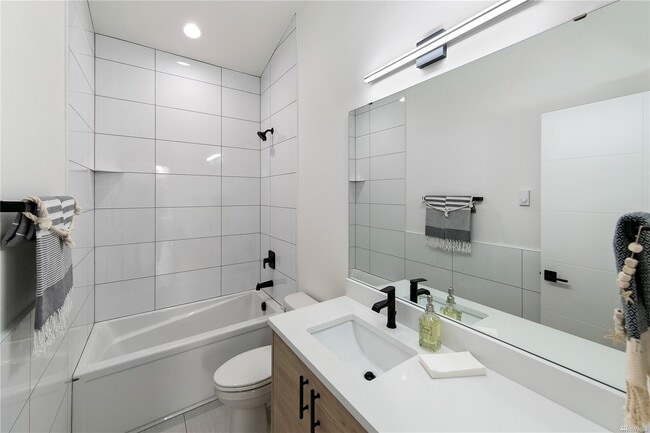 Building Photo - 514 Canal Dr NE