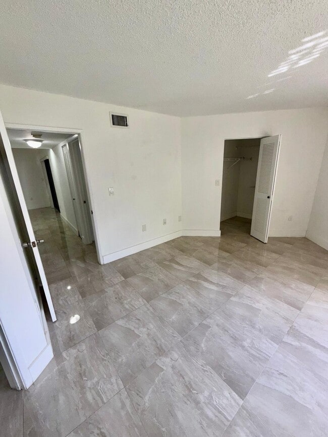 Building Photo - 9405 Fontainebleau Blvd