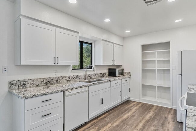 Building Photo - 31331 Auberry Rd